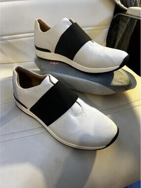 Vionic Women's White Slip-On Sneakers with Black Elastic Band - Size 9